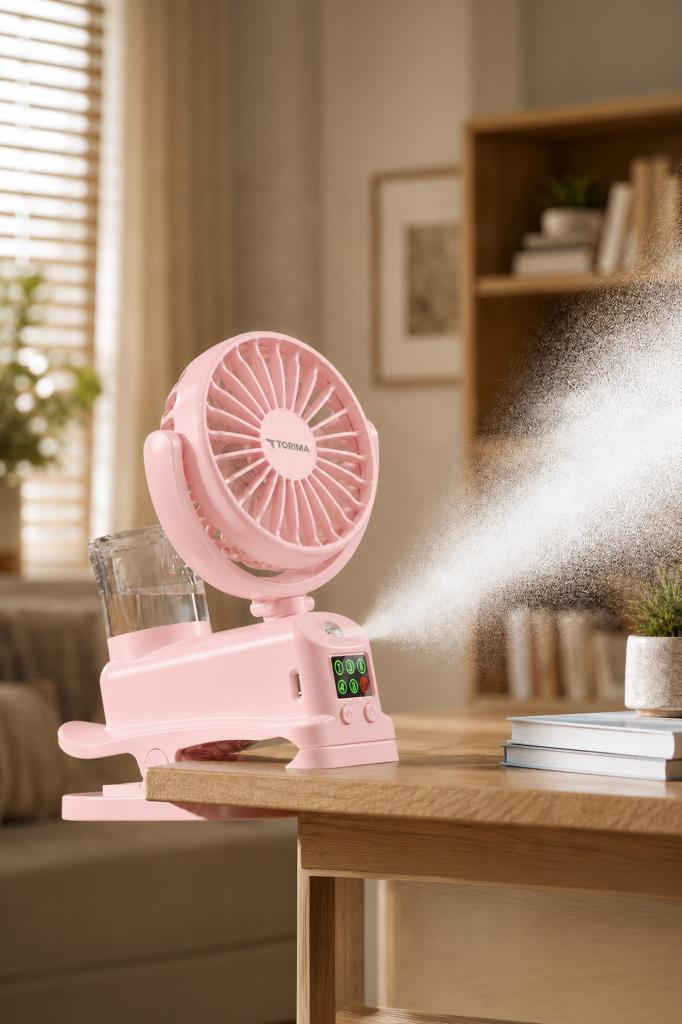 Su haznesine sahip pembe bir fan, ahşap bir masaya ince bir sis püskürtüyor.