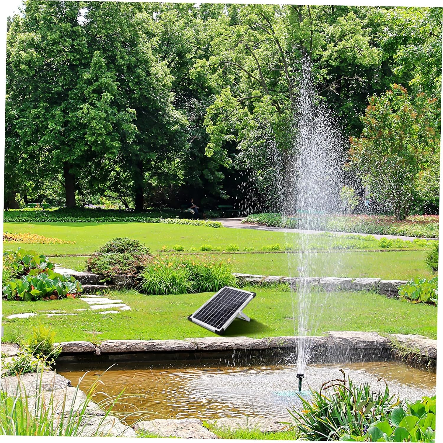 Ein Solarmodul steht neben einem Teich mit einem sprudelnden Brunnen in einem gepflegten Garten.