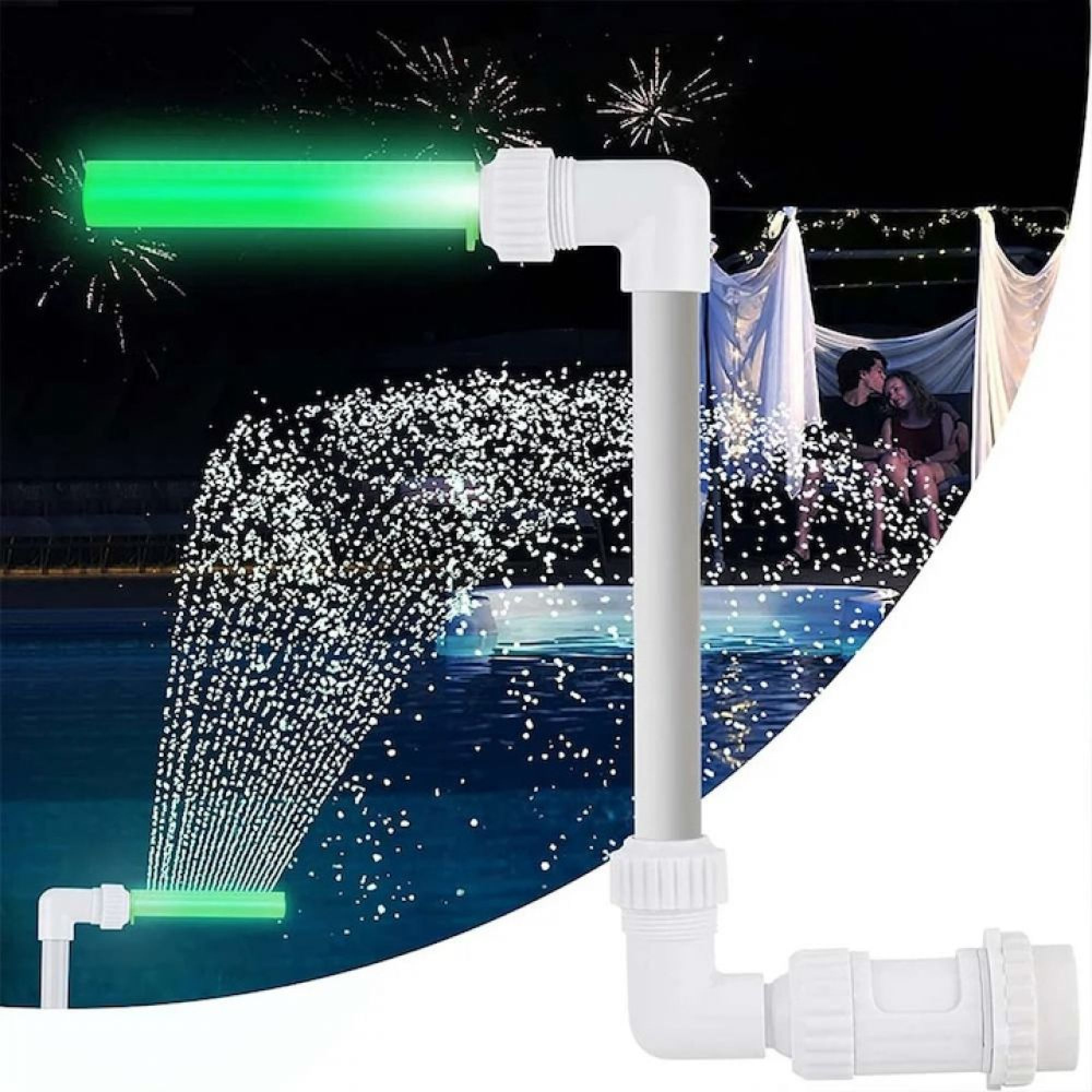 Grüner Poolstrahl spritzt ins Wasser, Feuerwerk am Nachthimmel über einem Paar.