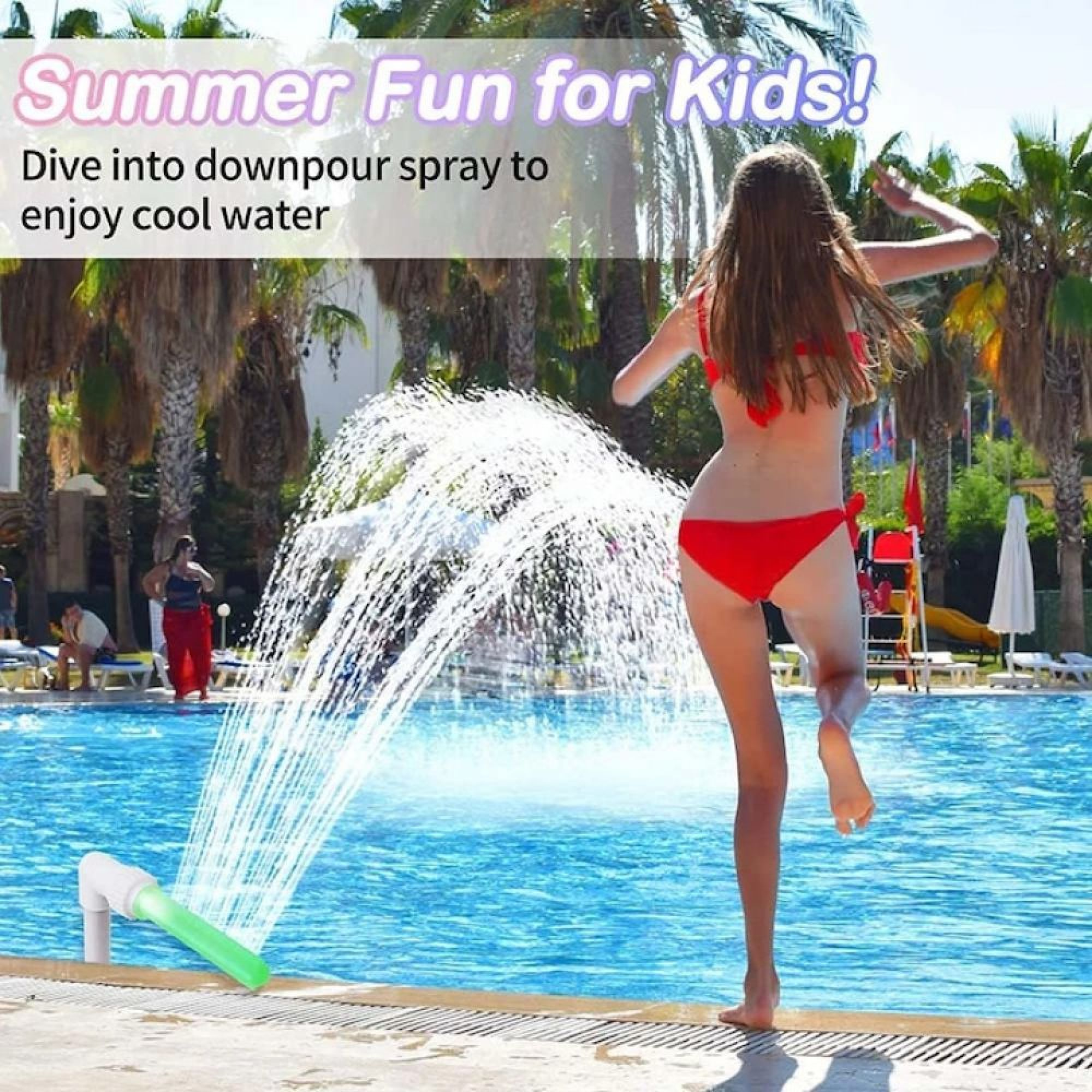 Ein junges Mädchen in rotem Bikini steht an einem Pool mit Wassersprüher, Palmen im Hintergrund, Text