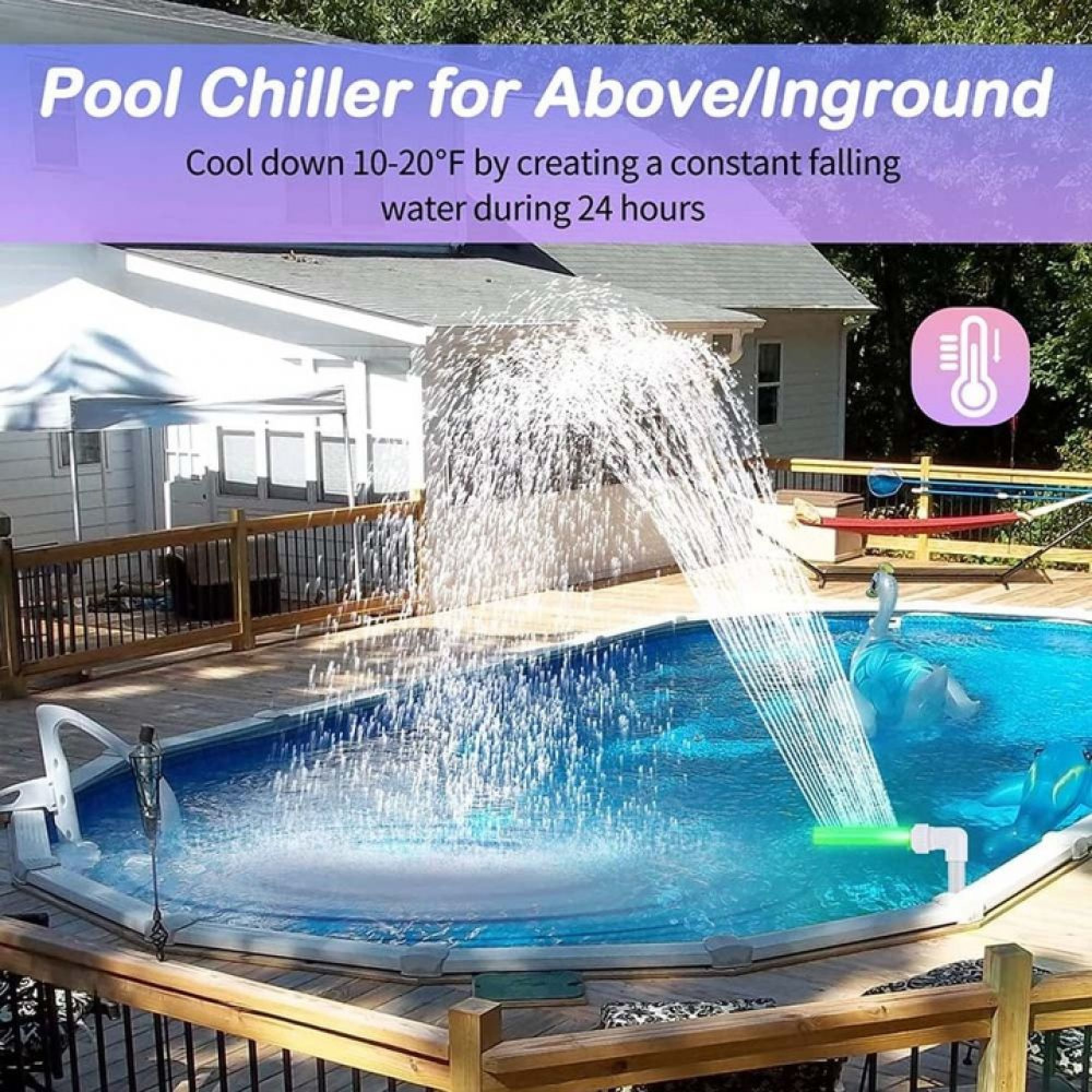 Ein Poolkühler sprüht Wasser in einen Pool auf einem Holzdeck mit einem Haus im Hintergrund.