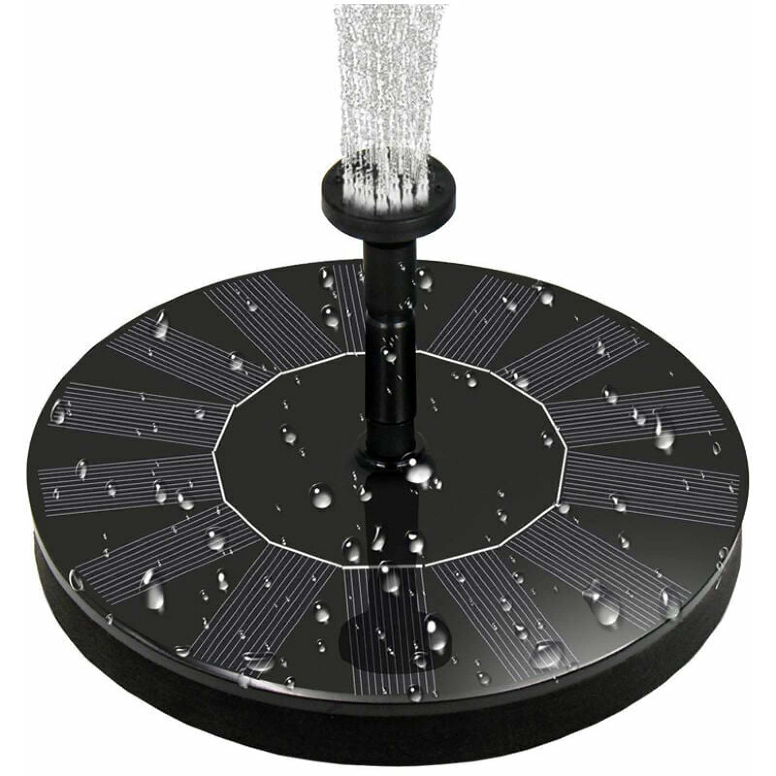 Eine schwarze Solarbrunnenpumpe mit Wassersprühdüse auf weißem Hintergrund.