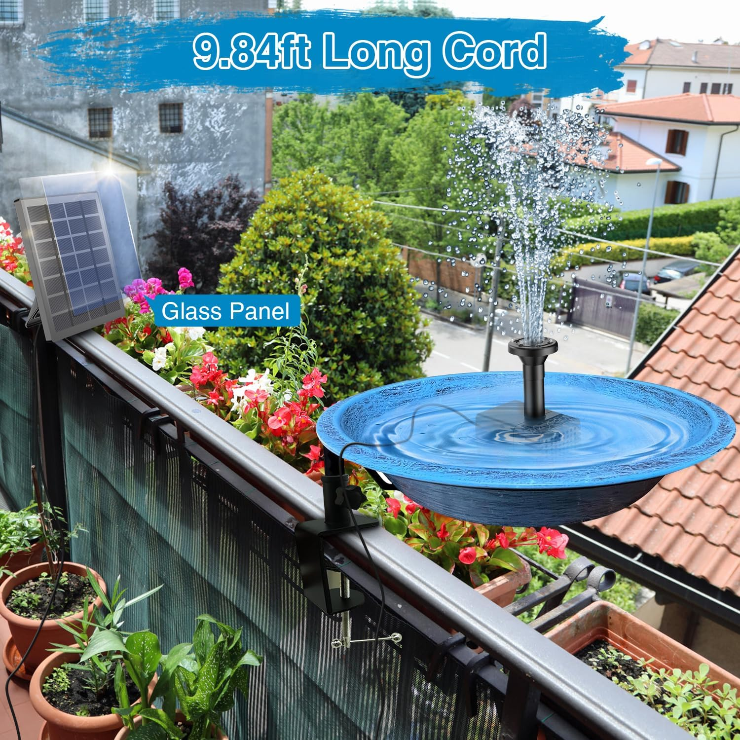 Ein solarbetriebener Springbrunnen auf einem Balkongeländer mit Blumen und Pflanzen.