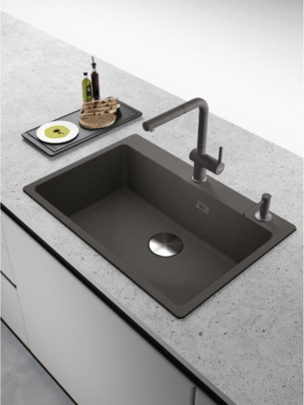 Musluklu koyu renk lavabo, yanında ekmek, zeytinyağı ve tabaklı bir tepsi.