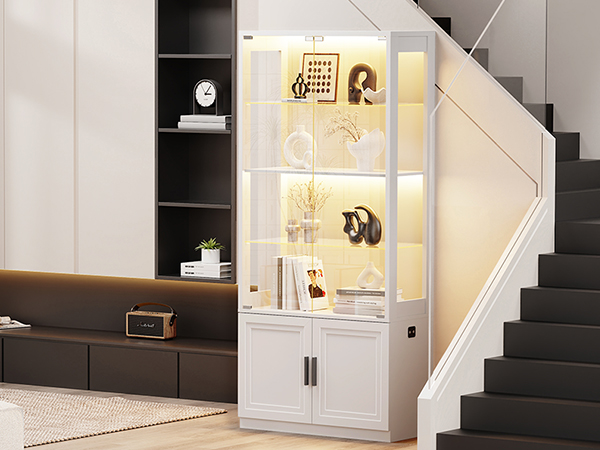 Ein modernes Wohnzimmer mit beleuchtetem Vitrinenschrank, Regal und Treppe.