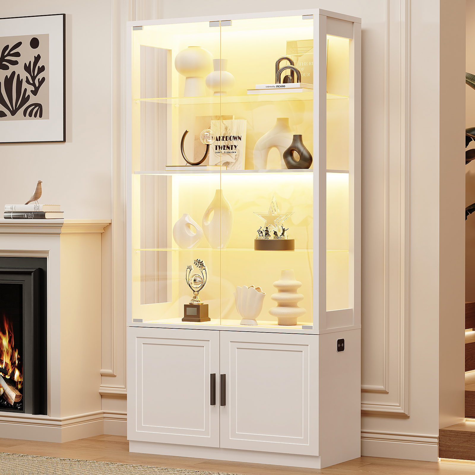 Eine beleuchtete Vitrine mit Vasen, Büchern und Trophäen.