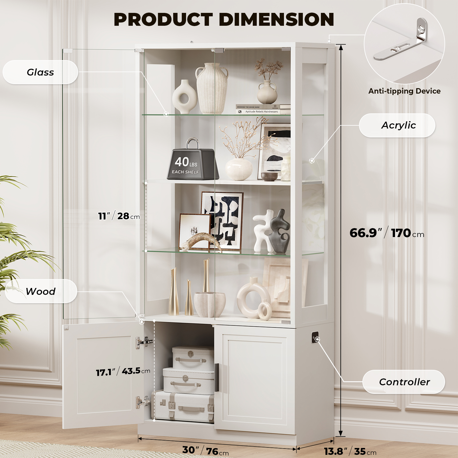 Ein weißer Schrank mit Glastüren, Regalen und Dekorationen.