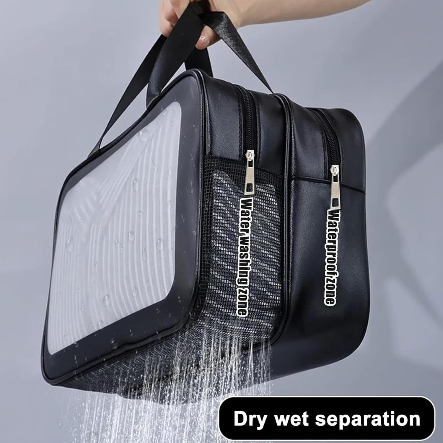 Schwarze Tasche mit transparentem Fach, Wasser rinnt heraus.