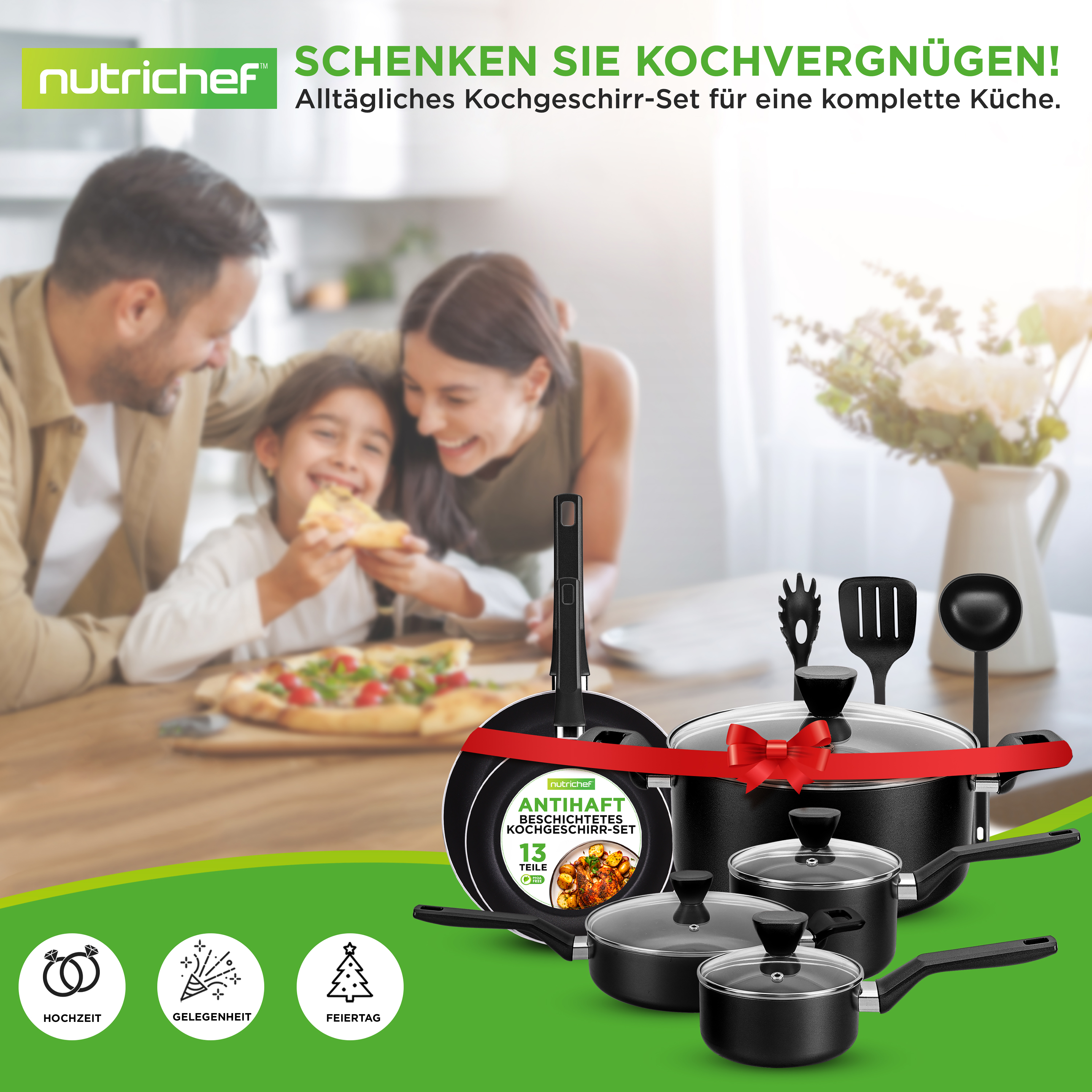 Familie isst Pizza, daneben ein Kochgeschirr-Set mit roter Schleife.