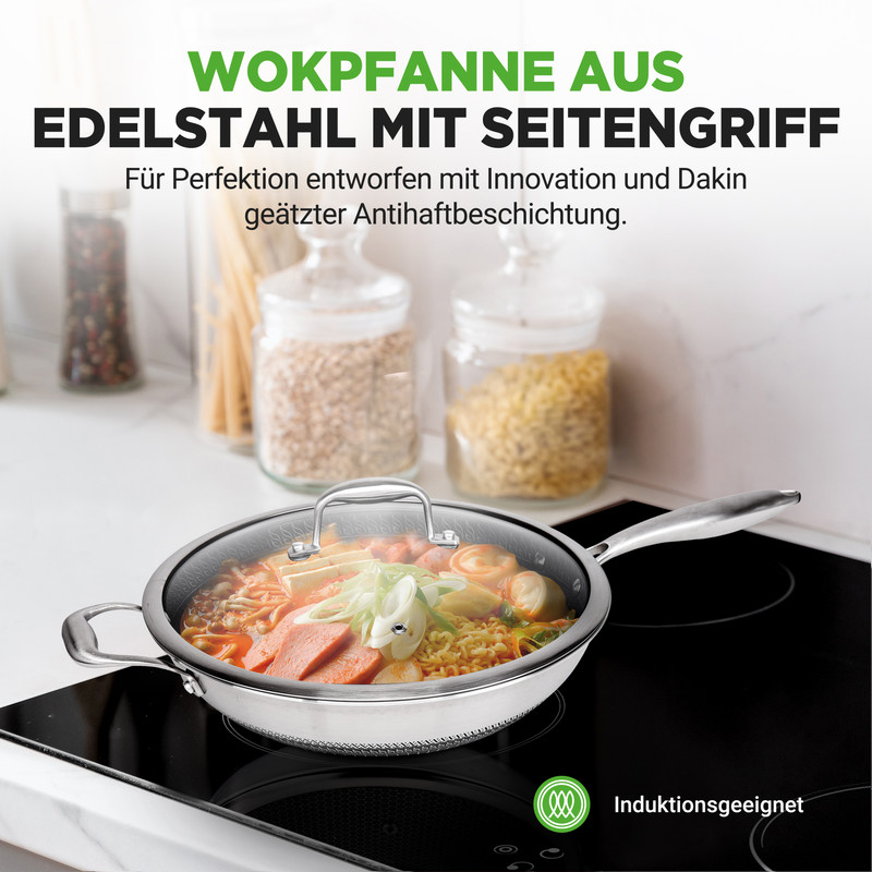 Edelstahl-Wokpfanne mit Glasdeckel, gefüllt mit Nudeln und Fleisch, auf Induktionskochfeld.