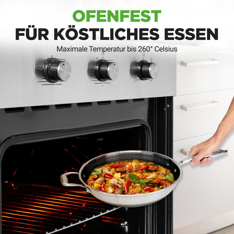 Eine Pfanne mit Paella wird in einen geöffneten Ofen geschoben.