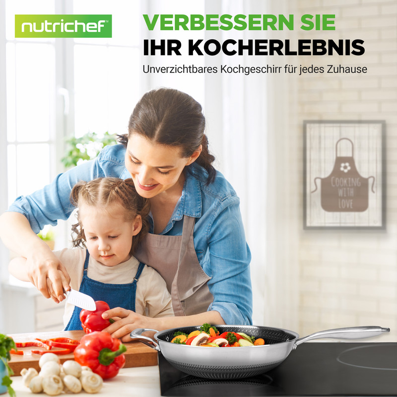 Mutter und Kind schneiden Gemüse in einer Küche. Ein Kochgeschirr steht auf dem Herd.