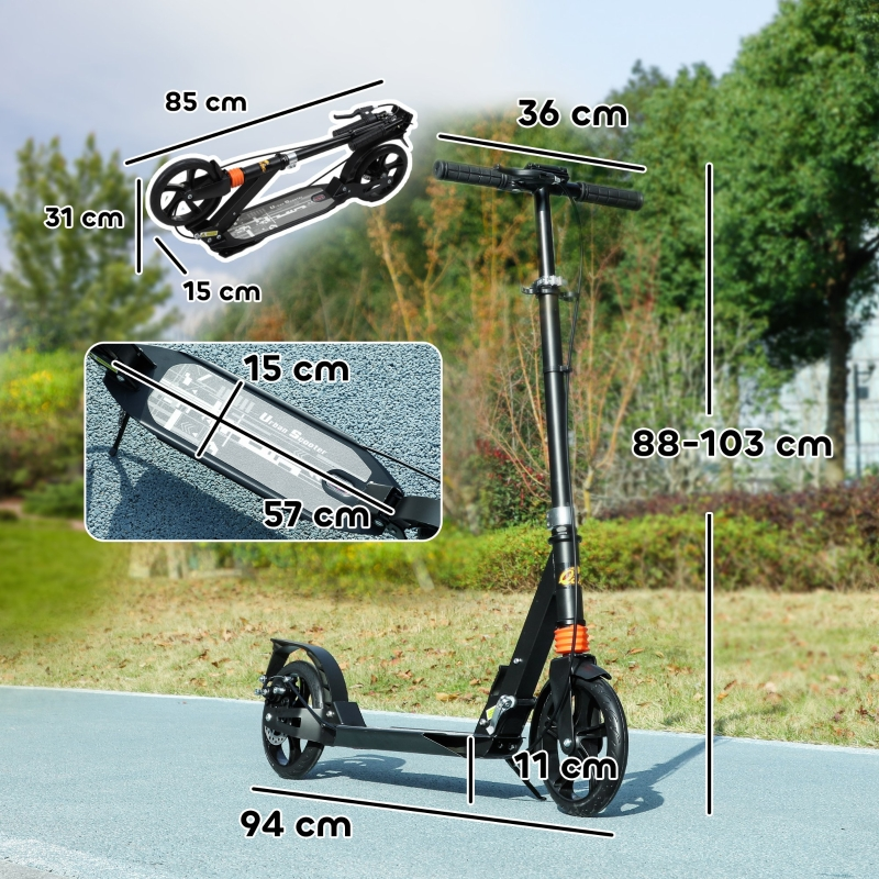 Schwarzer Roller mit Maßen: 94 cm Länge, 88-103 cm Höhe, 36 cm Lenkerbreite.