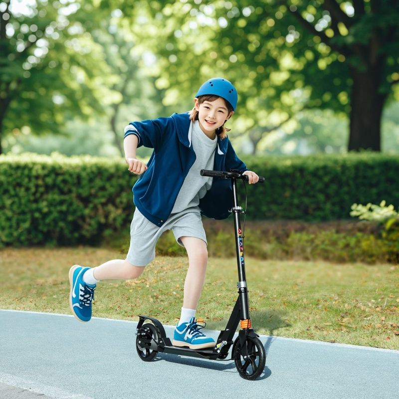 Ein Junge mit Helm fährt Roller im Park. Bäume und Büsche im Hintergrund.