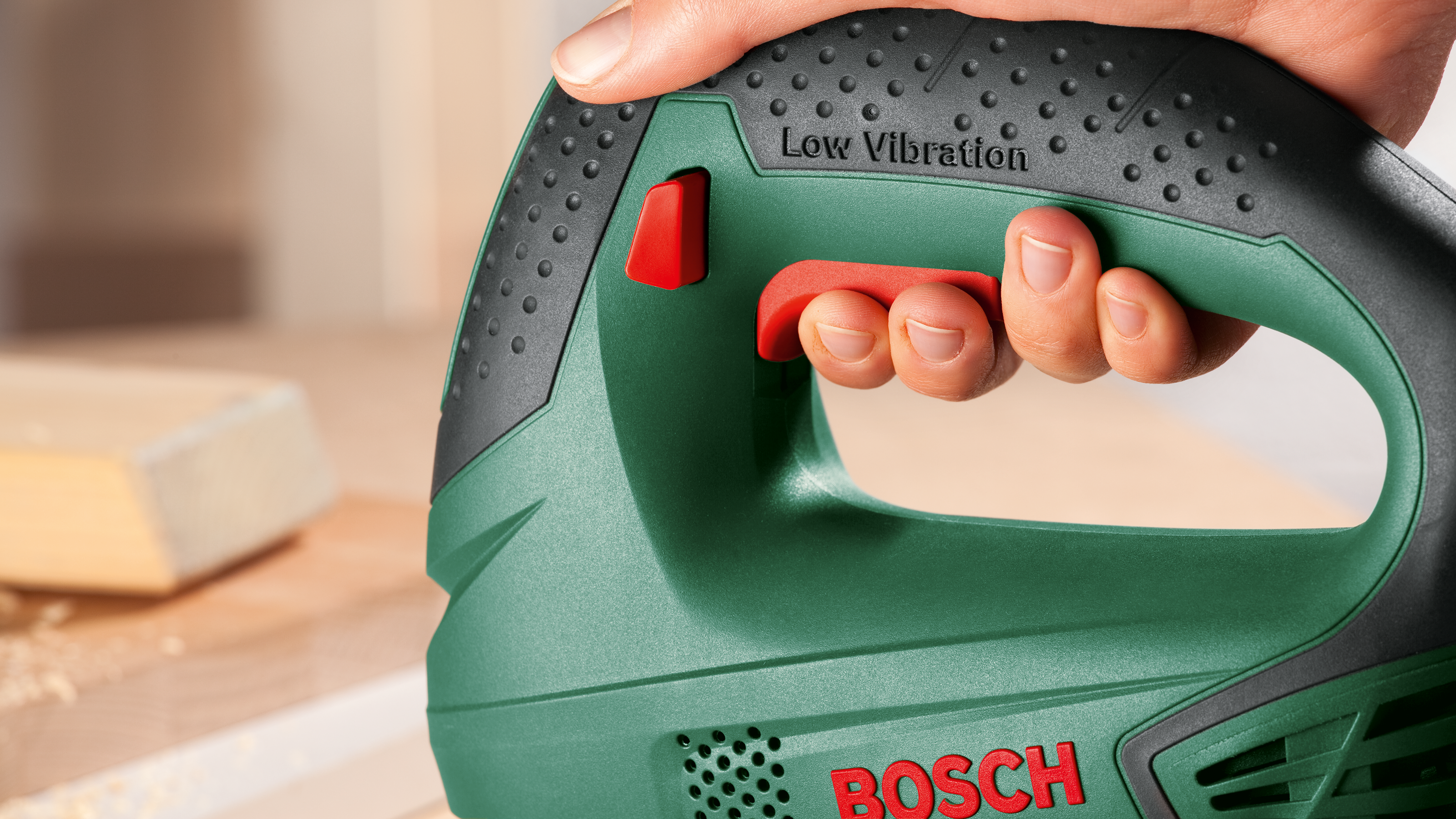 Grüner Bosch Stichsägegriff mit rotem Knopf und "Low Vibration".