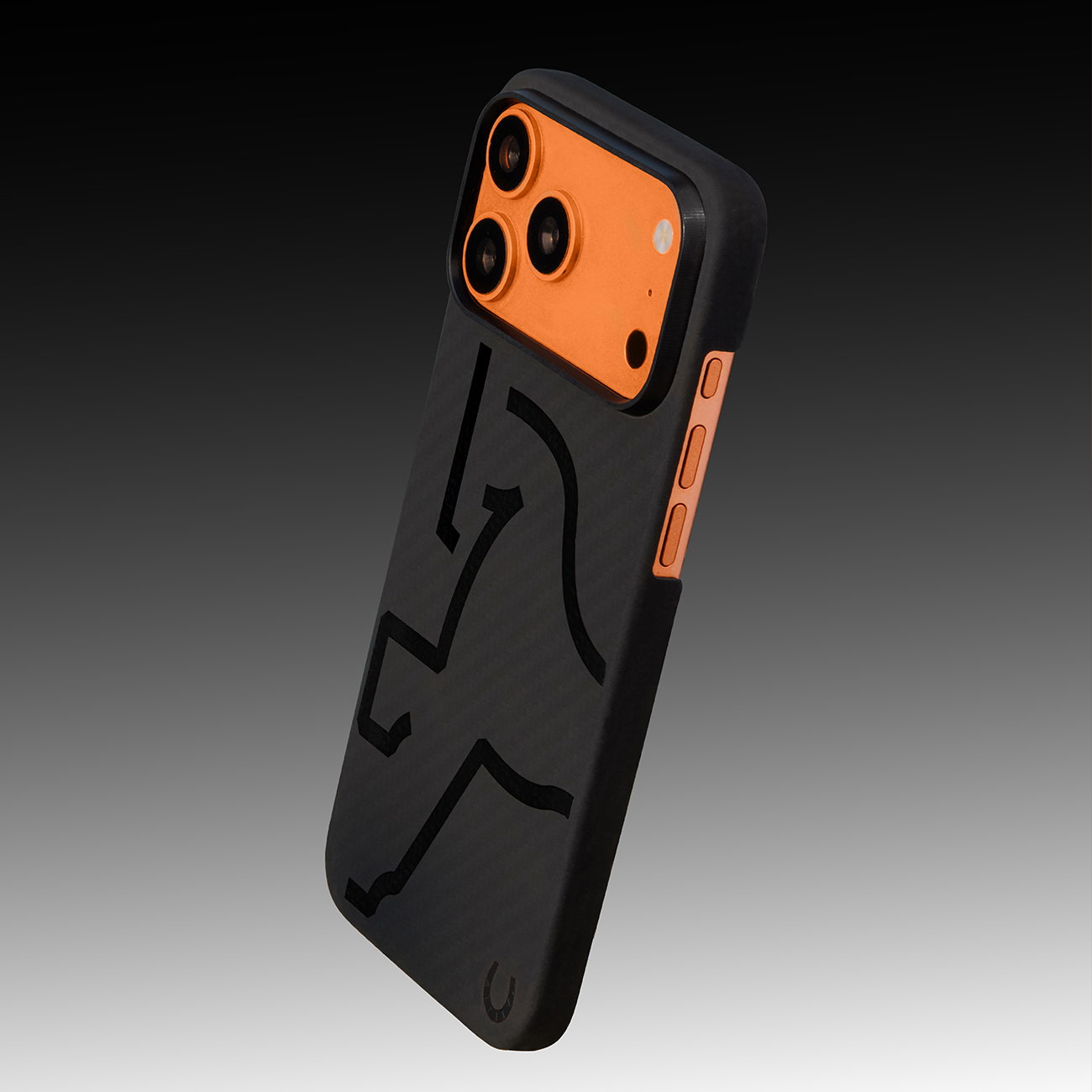 Funda de teléfono negra con acento naranja en la cámara y diseño de caballo.