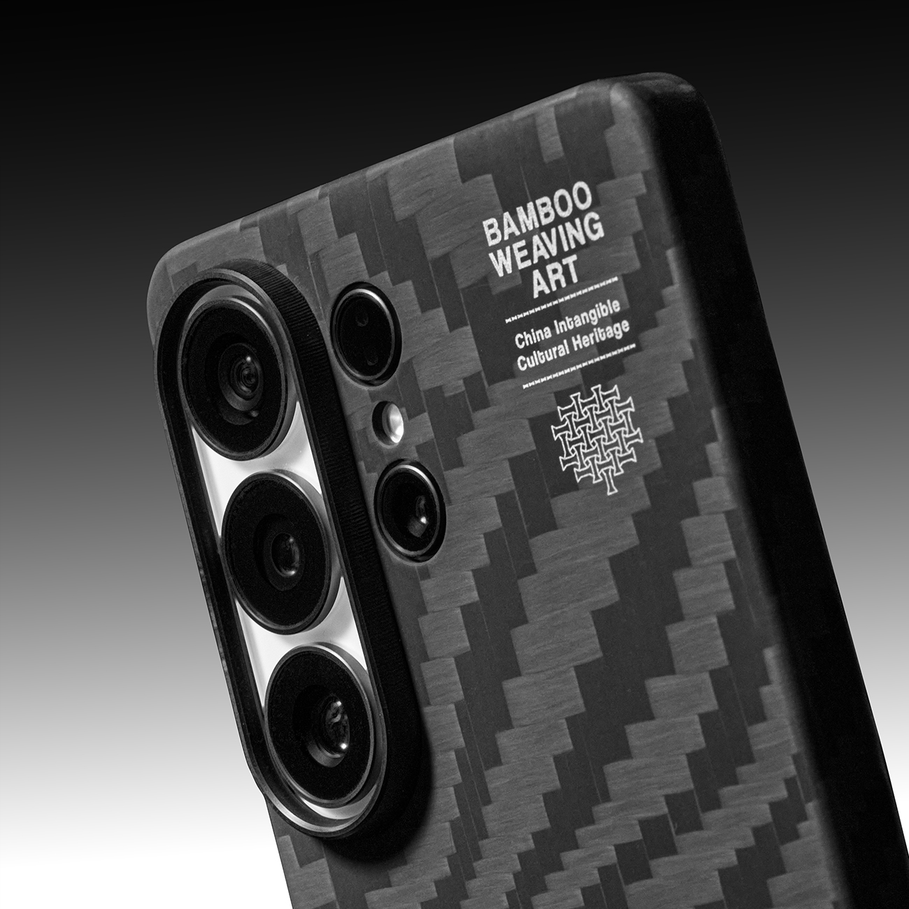 Parte trasera de un smartphone con aspecto de fibra de carbono, triple cámara y texto.
