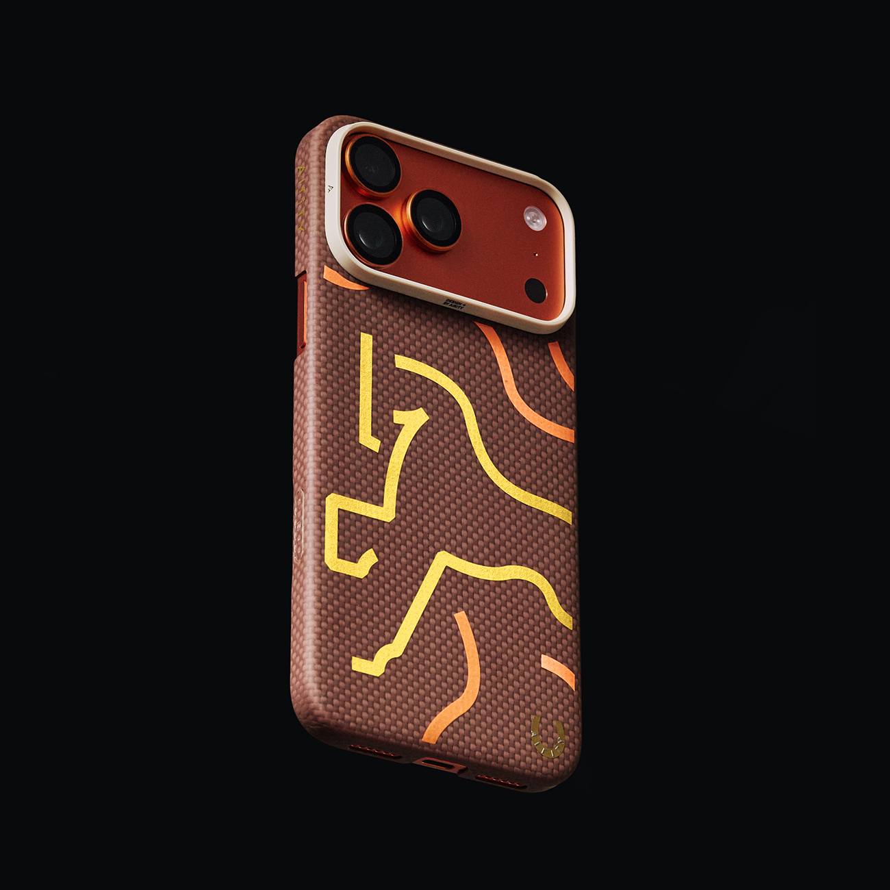 Una funda de teléfono marrón con líneas naranjas y amarillas, fondo negro.
