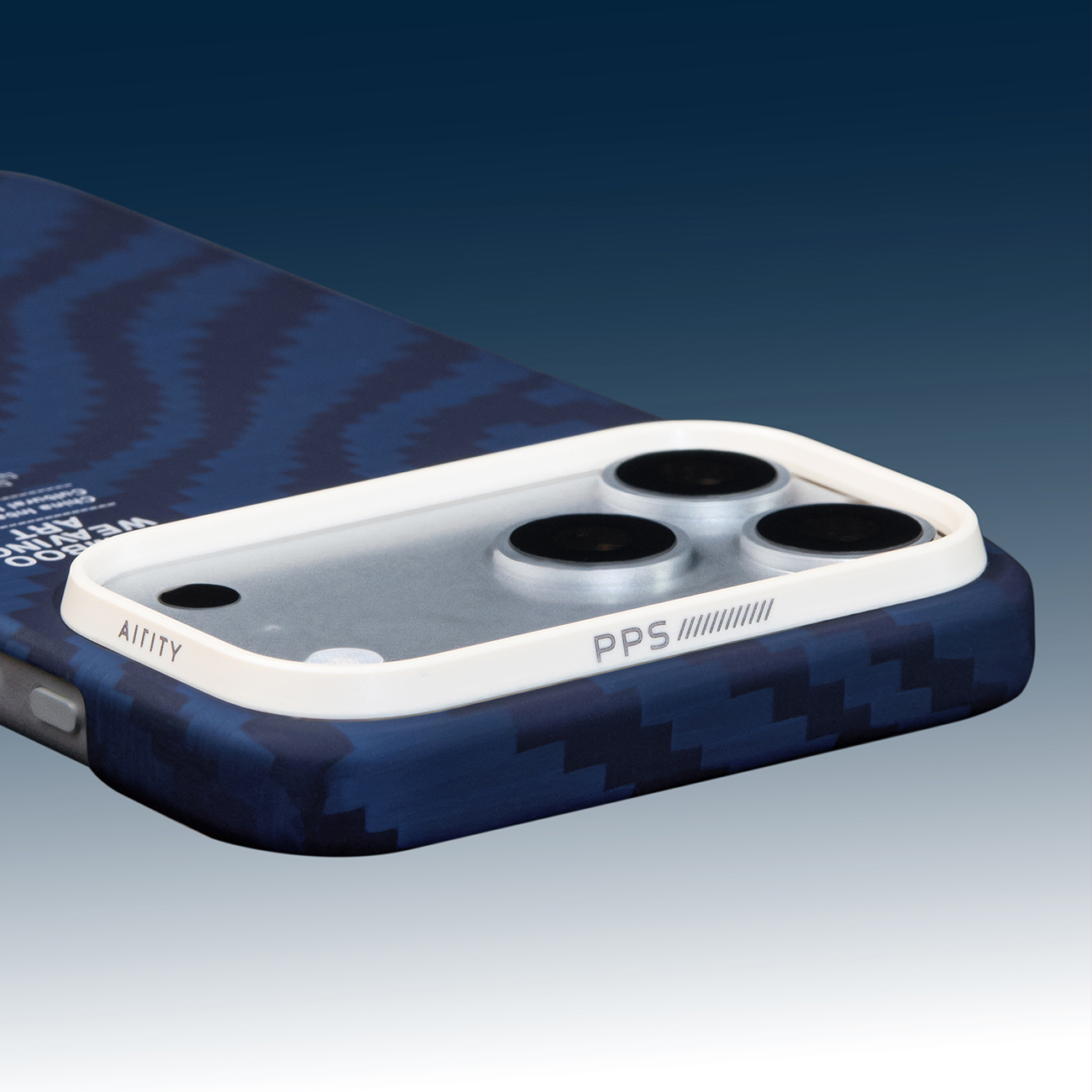 Funda de teléfono azul oscuro con patrón y marco de cámara blanco. Tres lentes.