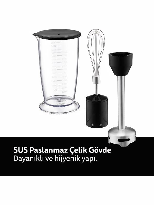 Beyaz zeminde ölçü kabı, çırpıcı ve el blenderı aparatı.
