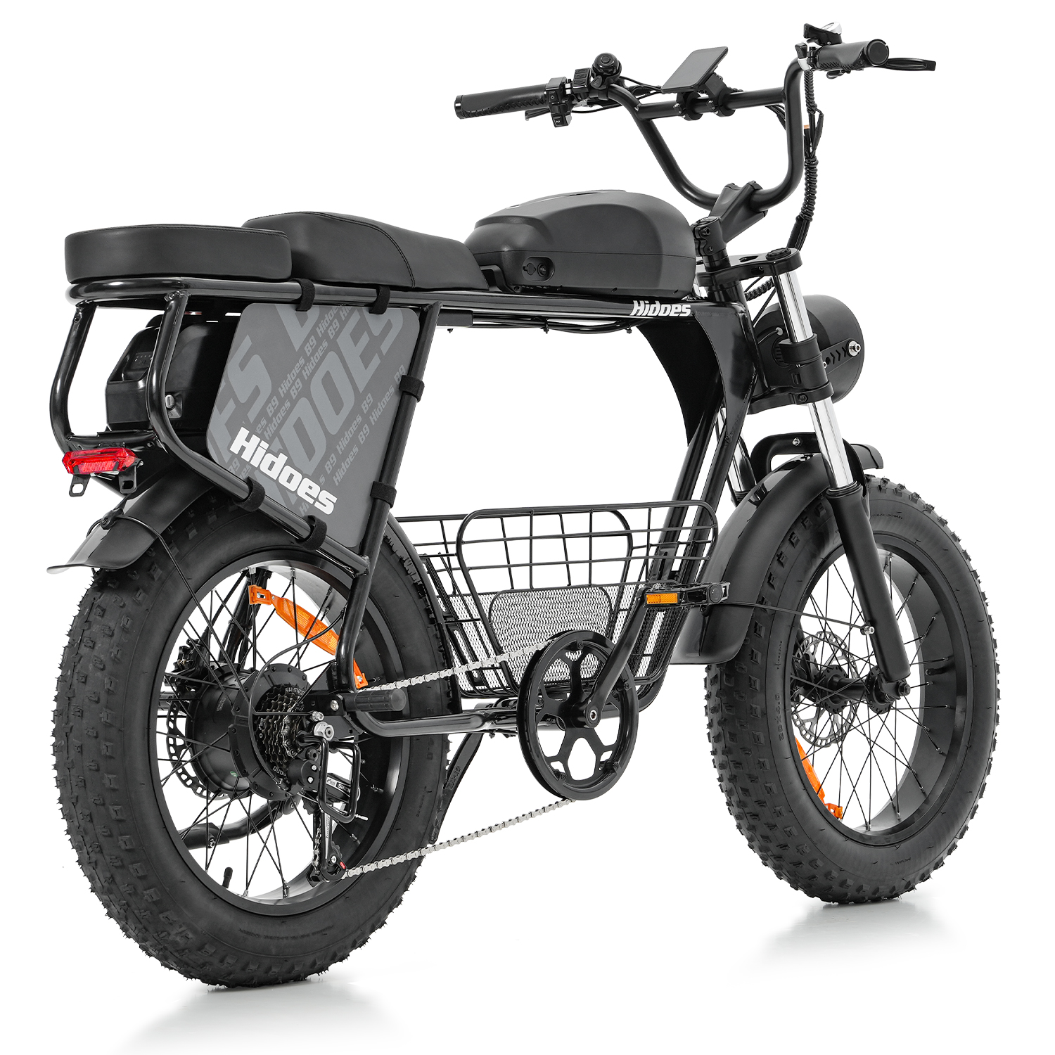Schwarzes E-Bike mit dicken Reifen, Gepäckträger und Korb. Weißer Hintergrund.