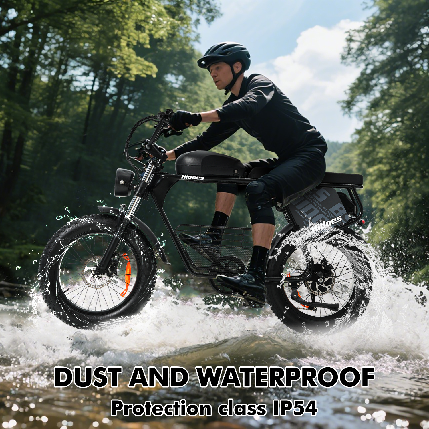 Mann auf schwarzem E-Bike fährt durch Wasser und spritzt. Text: Staub- und wasserdicht.
