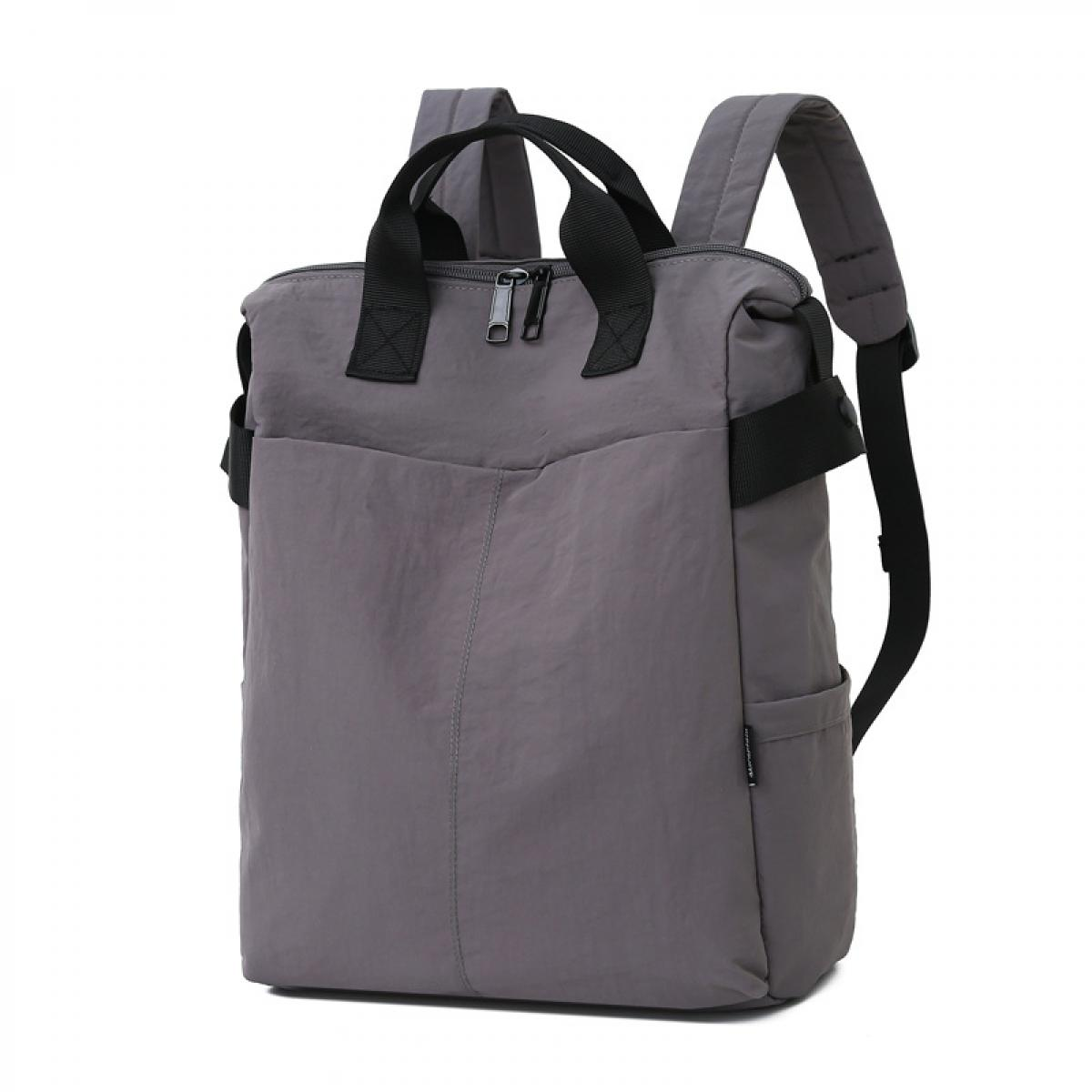 Ein grauer Rucksack mit schwarzen Trägern und Reißverschlüssen, vor weißem Hintergrund.