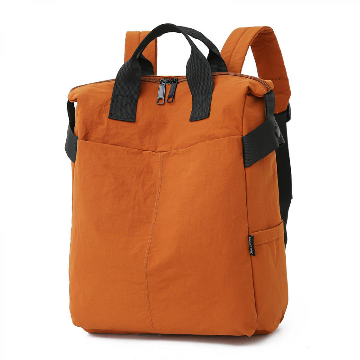 Eine orangefarbene Tasche mit schwarzen Henkeln und Riemen, freigestellt auf weißem Hintergrund.