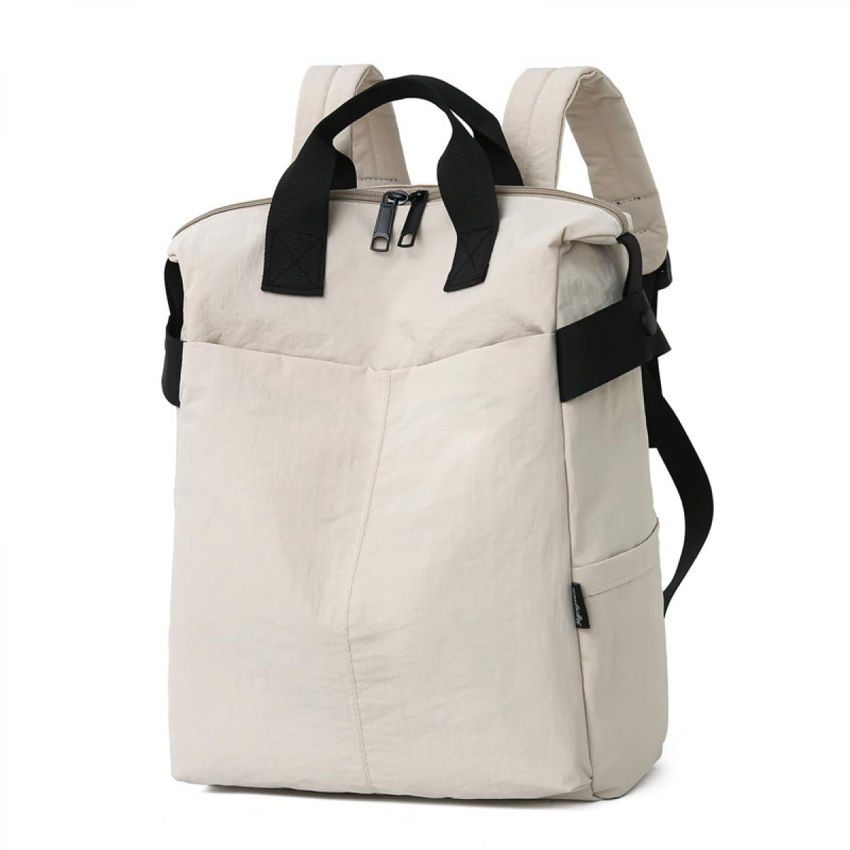 Eine cremefarbene Rucksacktasche mit schwarzen Trägern und Reißverschlüssen.