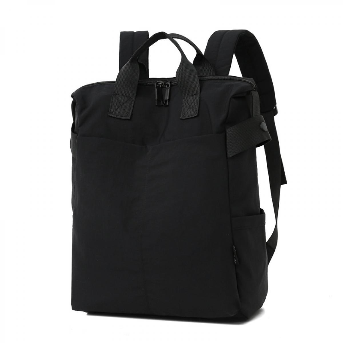 Ein schwarzer Rucksack mit zwei oberen Griffen und Schultergurten. Vorderseite mit Taschen.