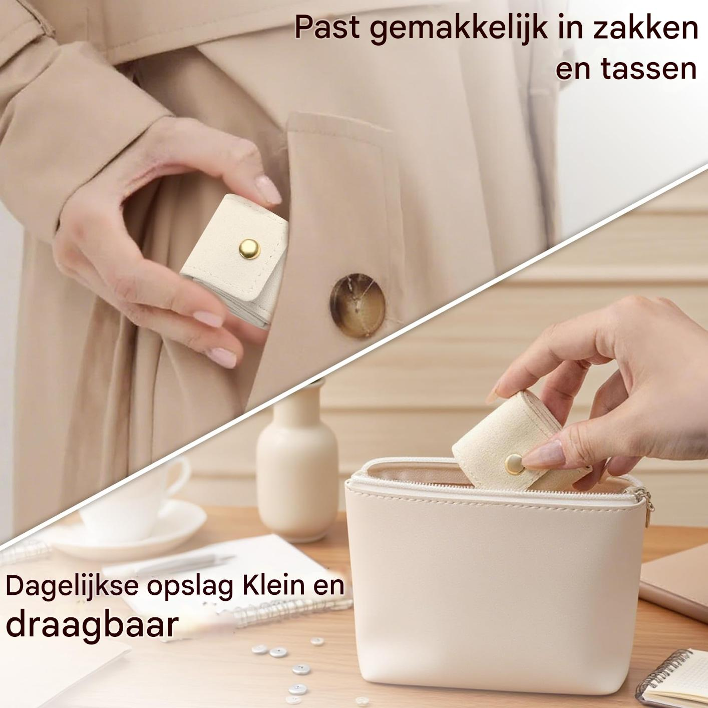 Eine Hand steckt ein kleines cremefarbenes Etui in eine Tasche oder Kosmetiktasche.