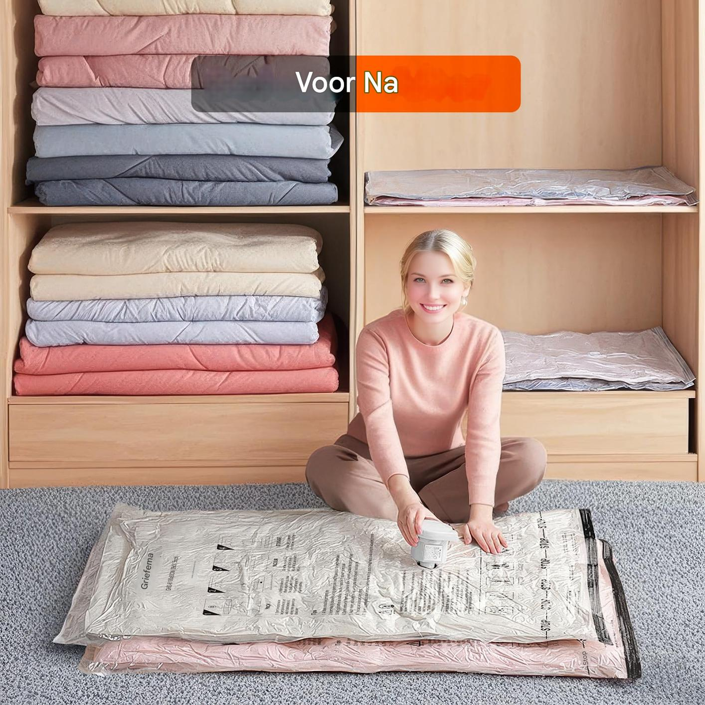Eine Frau sitzt auf einem Teppich neben Vakuumbeuteln und einem Schrank mit Decken.