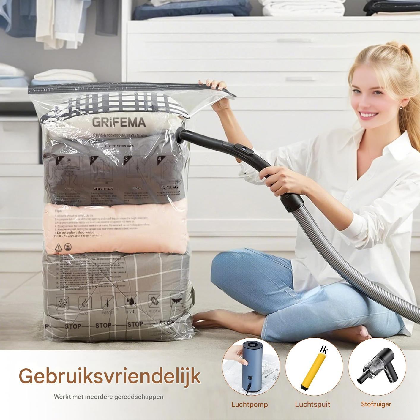 Frau benutzt Staubsauger, um eine Vakuumtasche mit Kleidung zu komprimieren. Kleiderschrank im Hintergrund.
