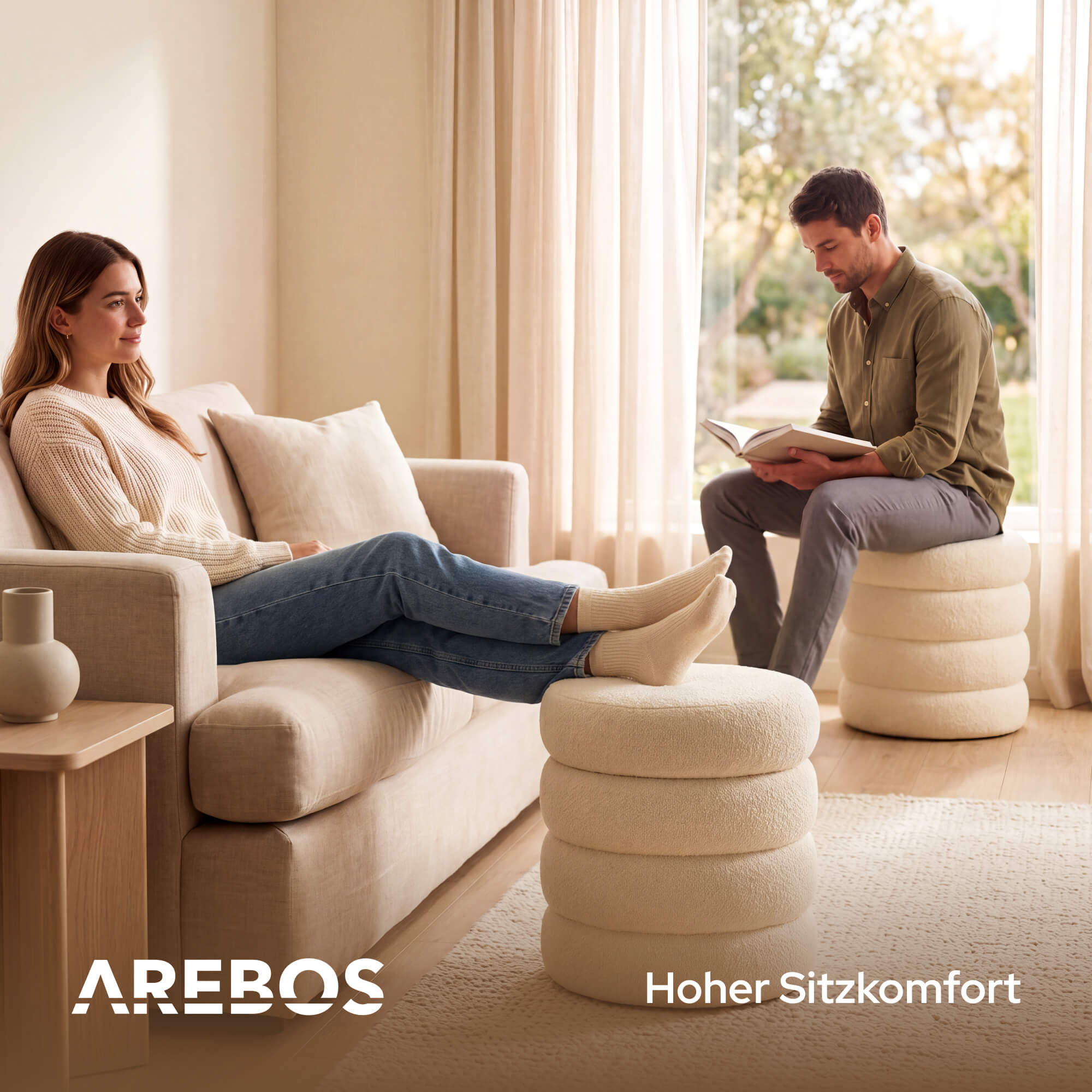 Ein Mann liest Buch, eine Frau ruht sich auf Sofa aus.