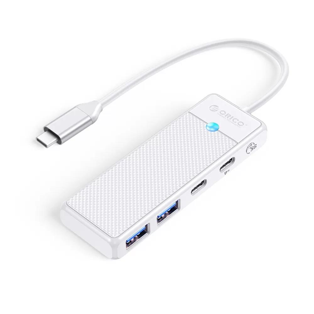 İki USB-A ve bir USB-C bağlantı noktasına sahip beyaz USB-C hub.
