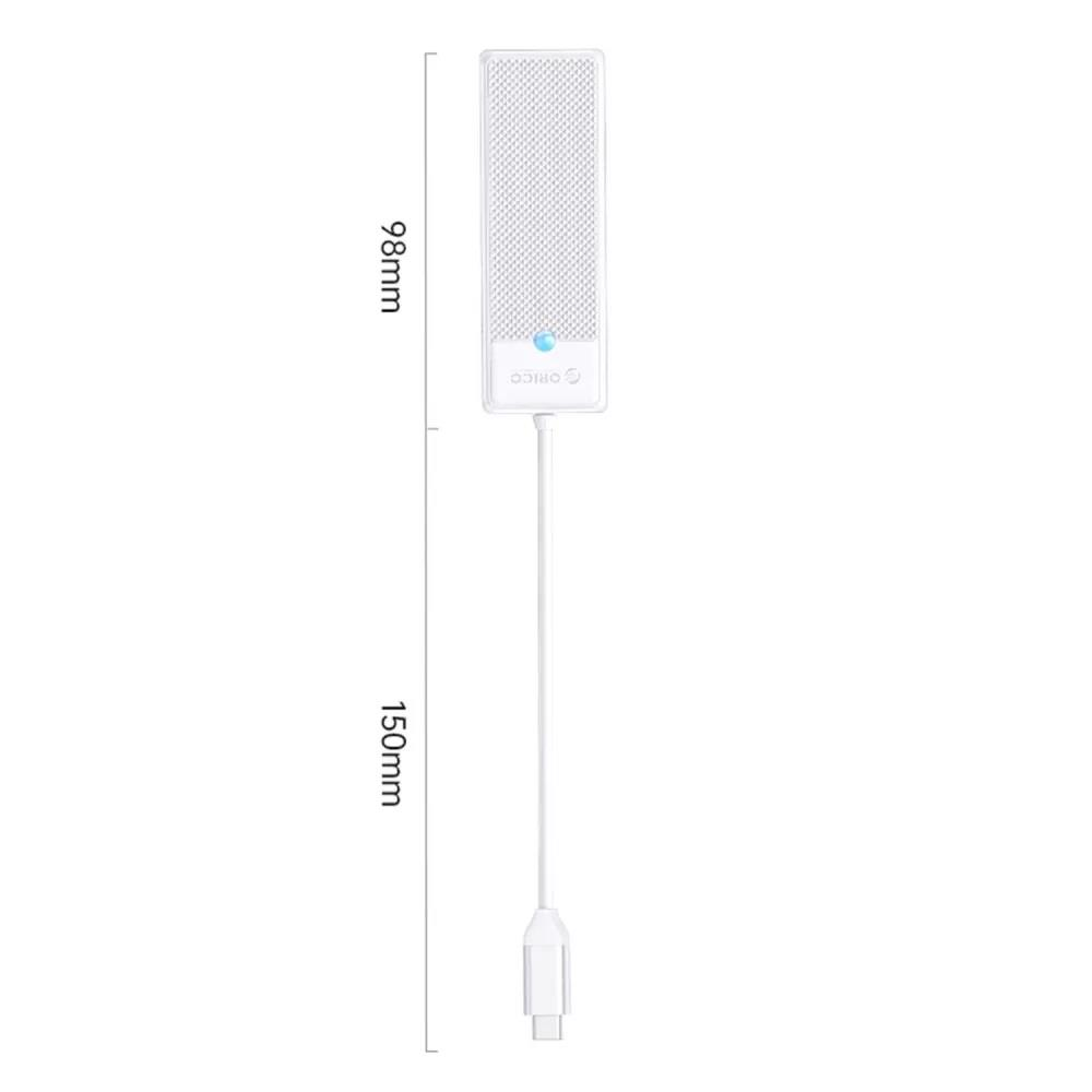 Küçük mavi ışıklı ve nervürlü kasalı beyaz USB-C adaptörü.