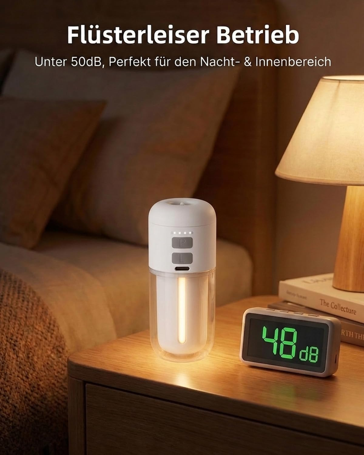Ein Luftbefeuchter mit Beleuchtung steht auf einem Nachttisch neben einem Wecker.