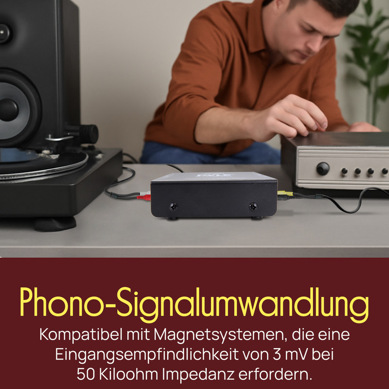 Mann verdrahtet Phono-Vorverstärker zwischen Plattenspieler und Verstärker.