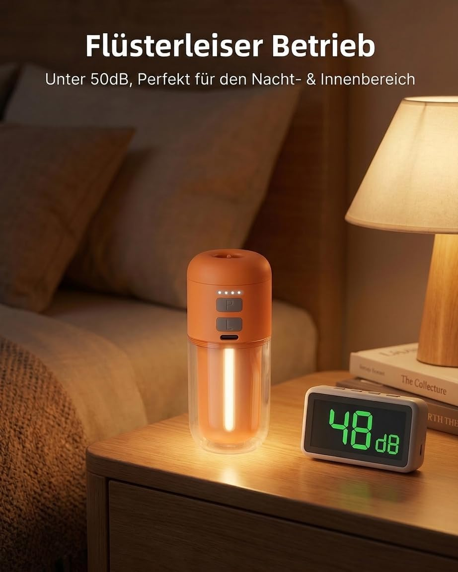 Ein orangefarbener Diffusor und ein digitaler Schlafmesser auf einem Nachttisch.