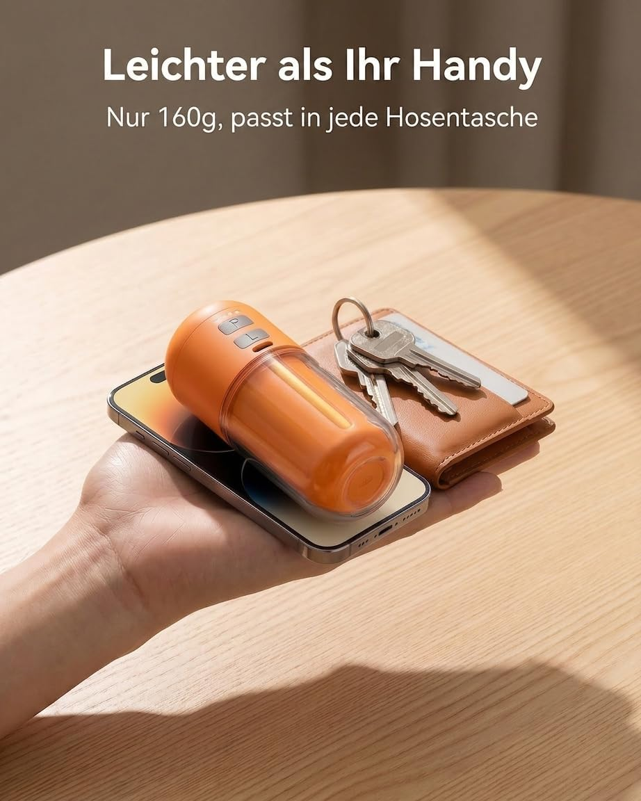 Orange Flasche auf Handy, daneben Geldbeutel und Schlüssel auf Holztisch.