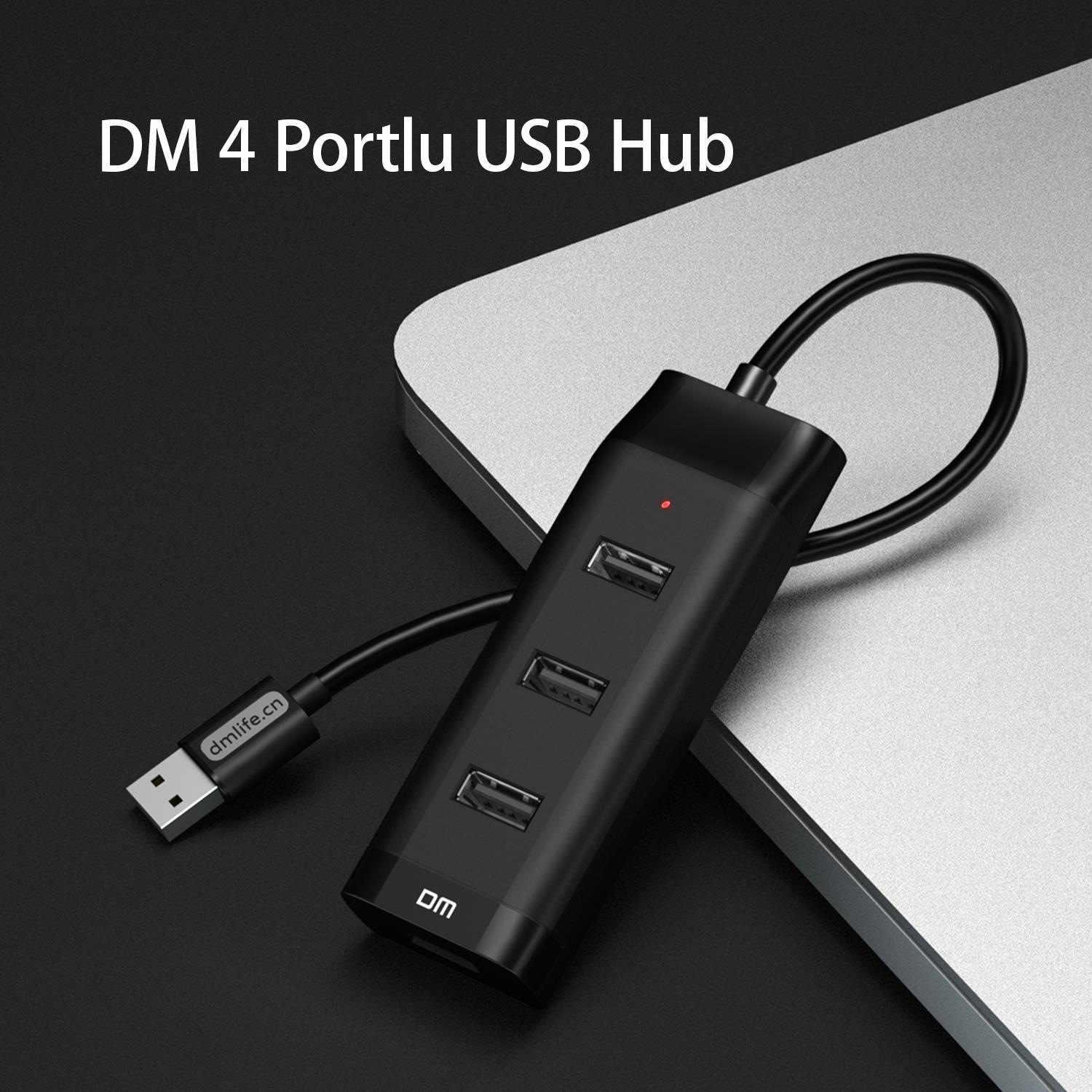 Dizüstü bilgisayar üzerinde kablolu ve USB fişli siyah 4 portlu USB hub.
