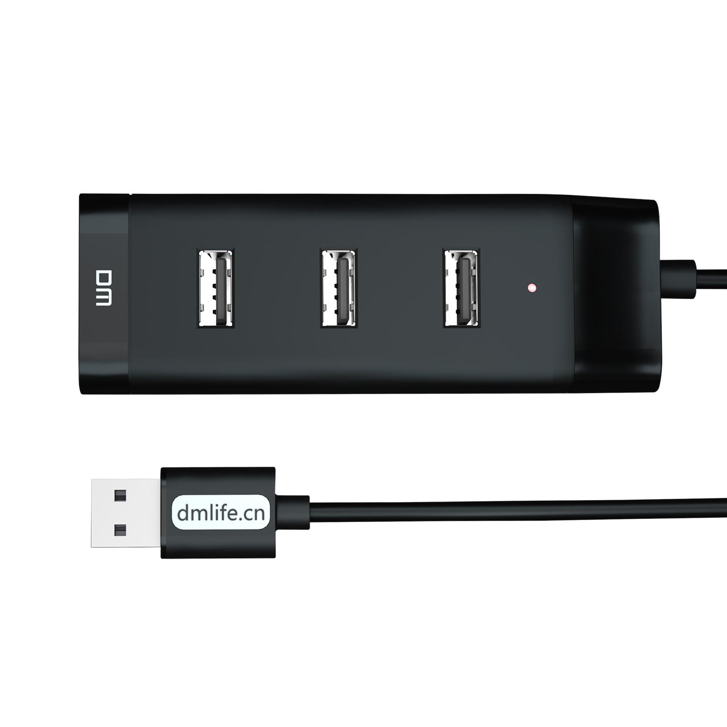 Dört bağlantı noktalı siyah USB hub ve USB kablosu. Küçük kırmızı bir ışık yanıyor.