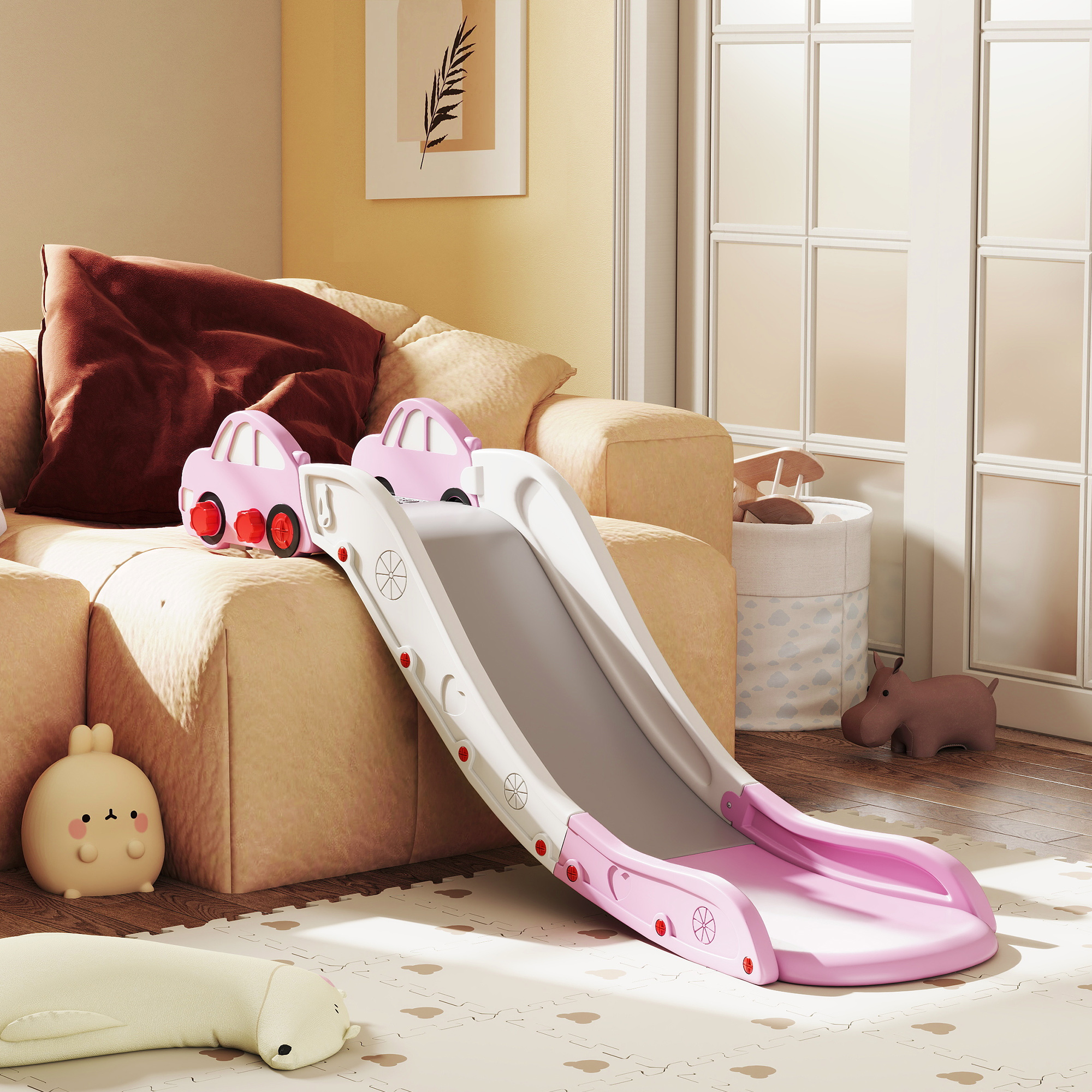 Uno scivolo per bambini rosa e bianco è accanto a un divano beige con cuscini.