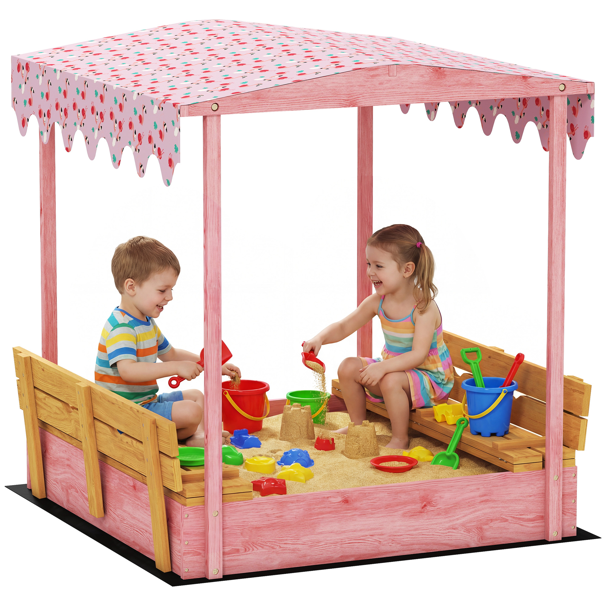 Due bambini giocano in una sabbiera con tetto rosa e giocattoli colorati.