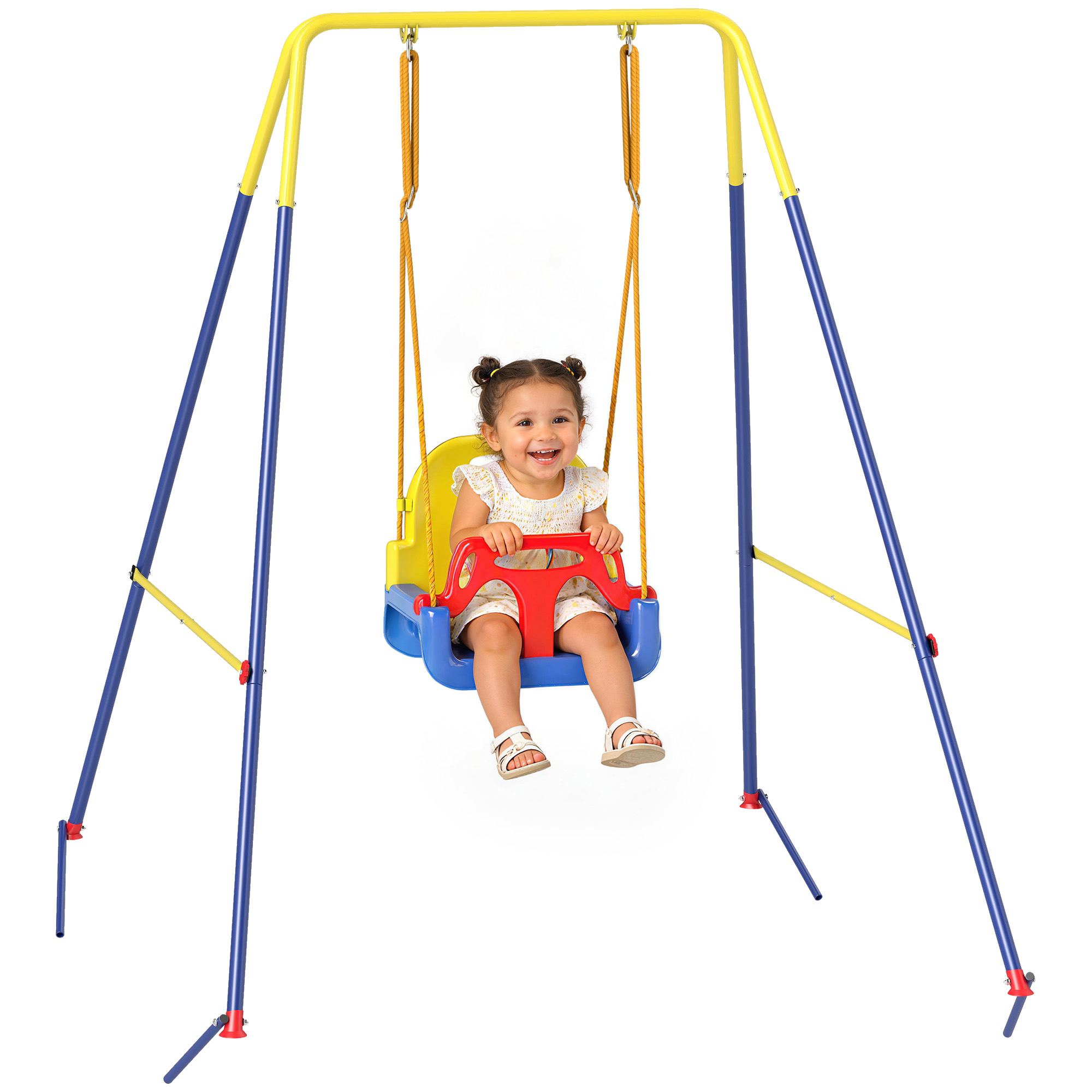 Una bambina sorridente siede su un'altalena colorata con sedile giallo e barra rossa.
