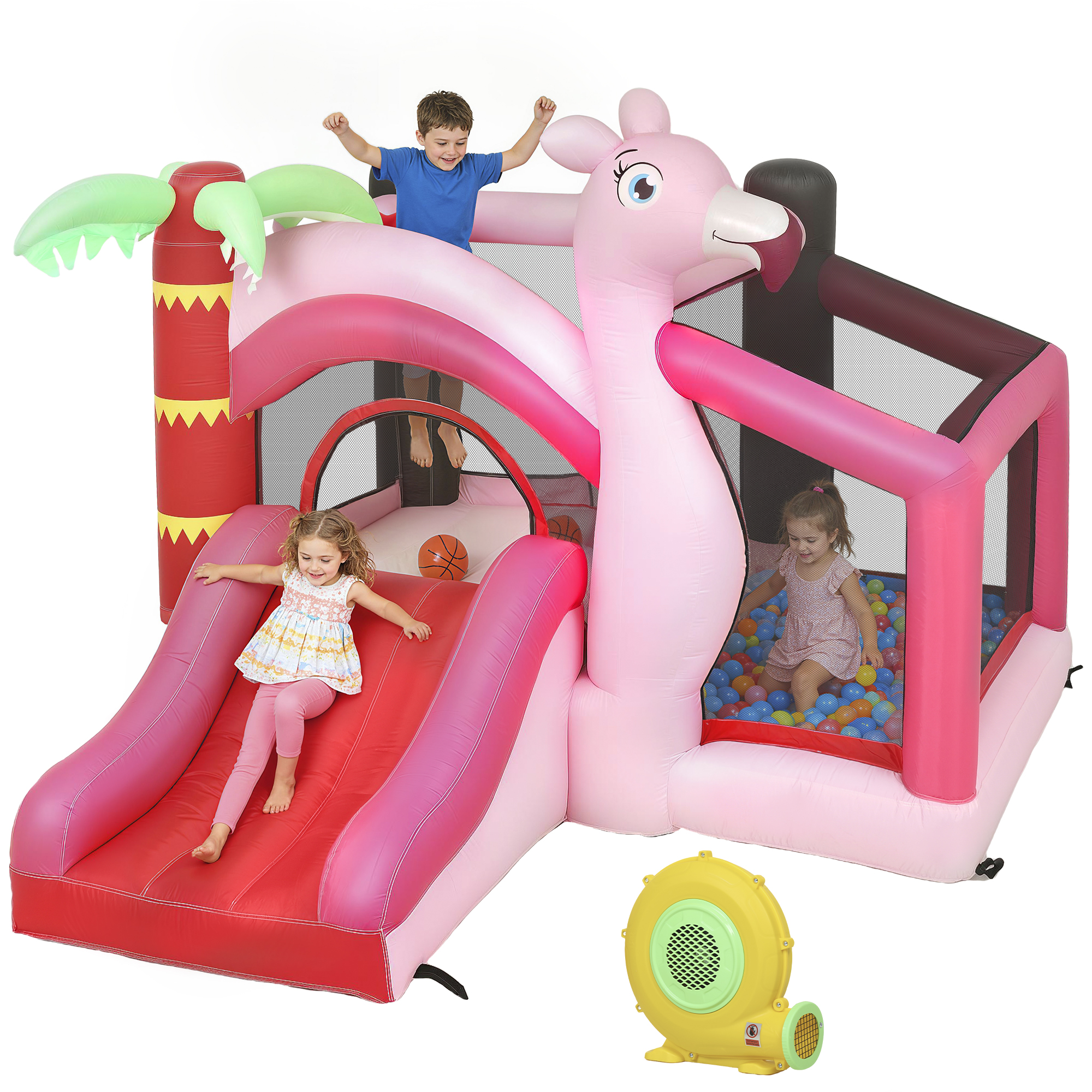 Bambini si divertono in un castello gonfiabile fenicottero rosa con scivolo e piscina di palline. Un bimbo salta, una bimba scivola, un'altra gioca.
