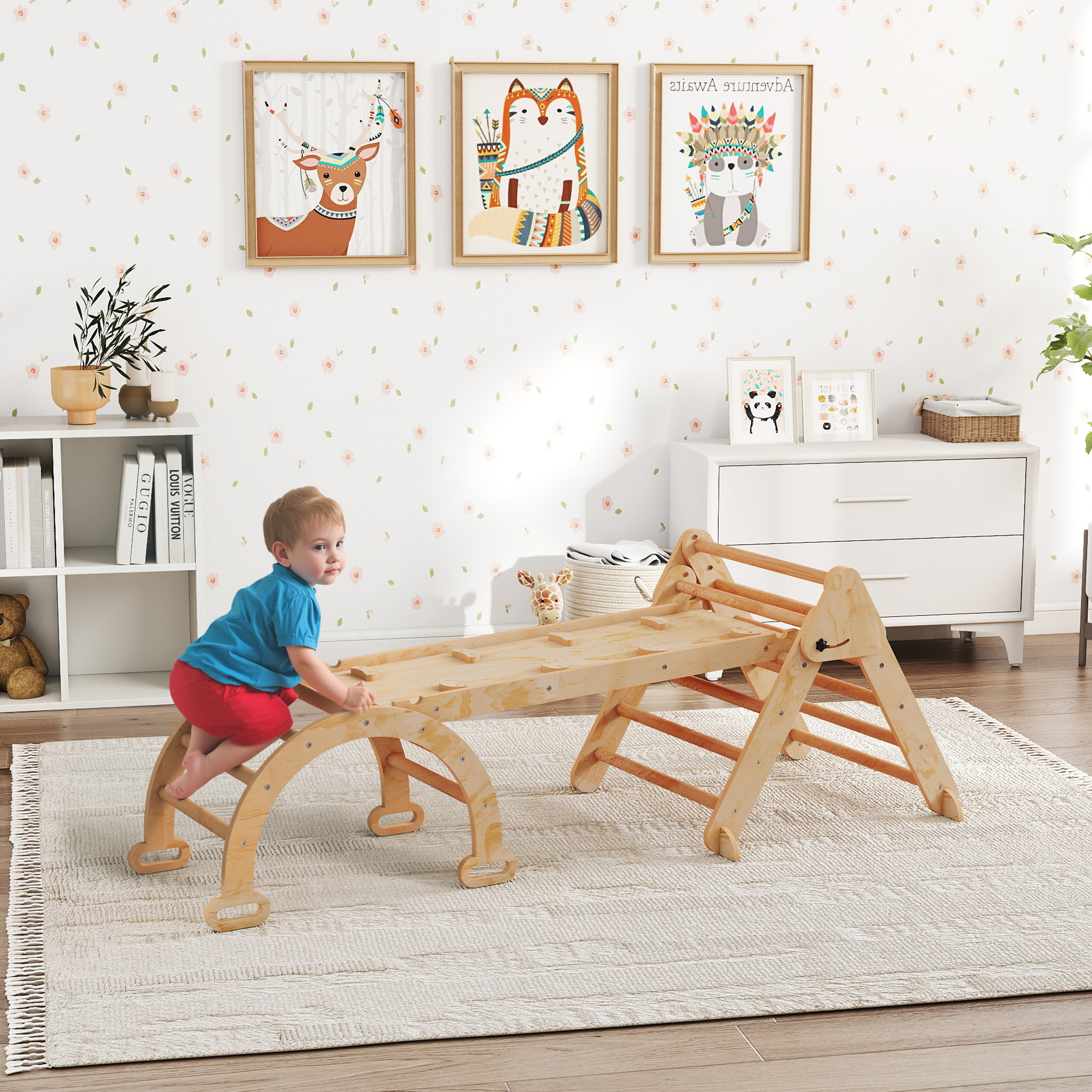 Un bambino piccolo si arrampica su una struttura da gioco in legno in una nursery con arte di animali.