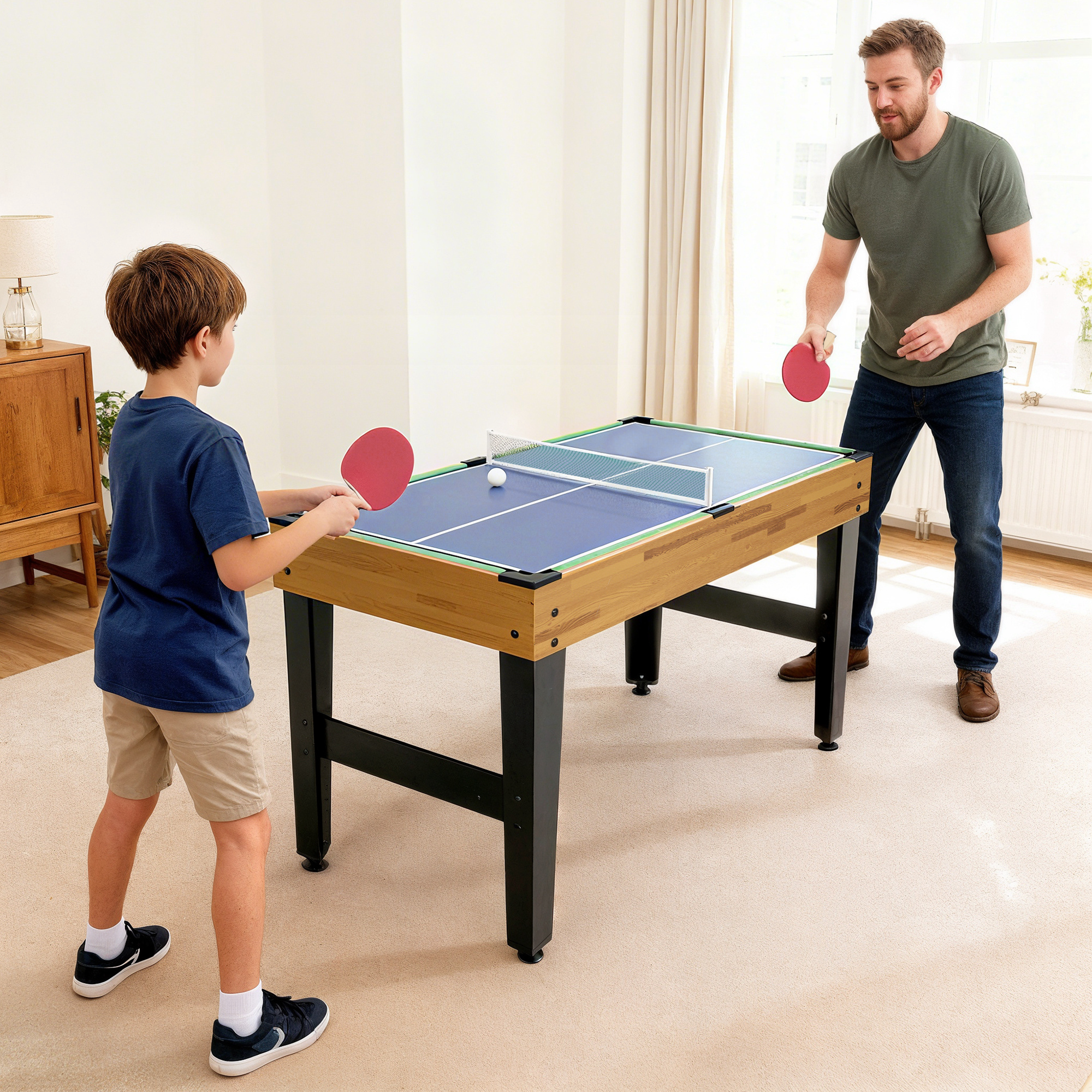 Hombre y niño juegan al ping pong en una sala luminosa con alfombra.