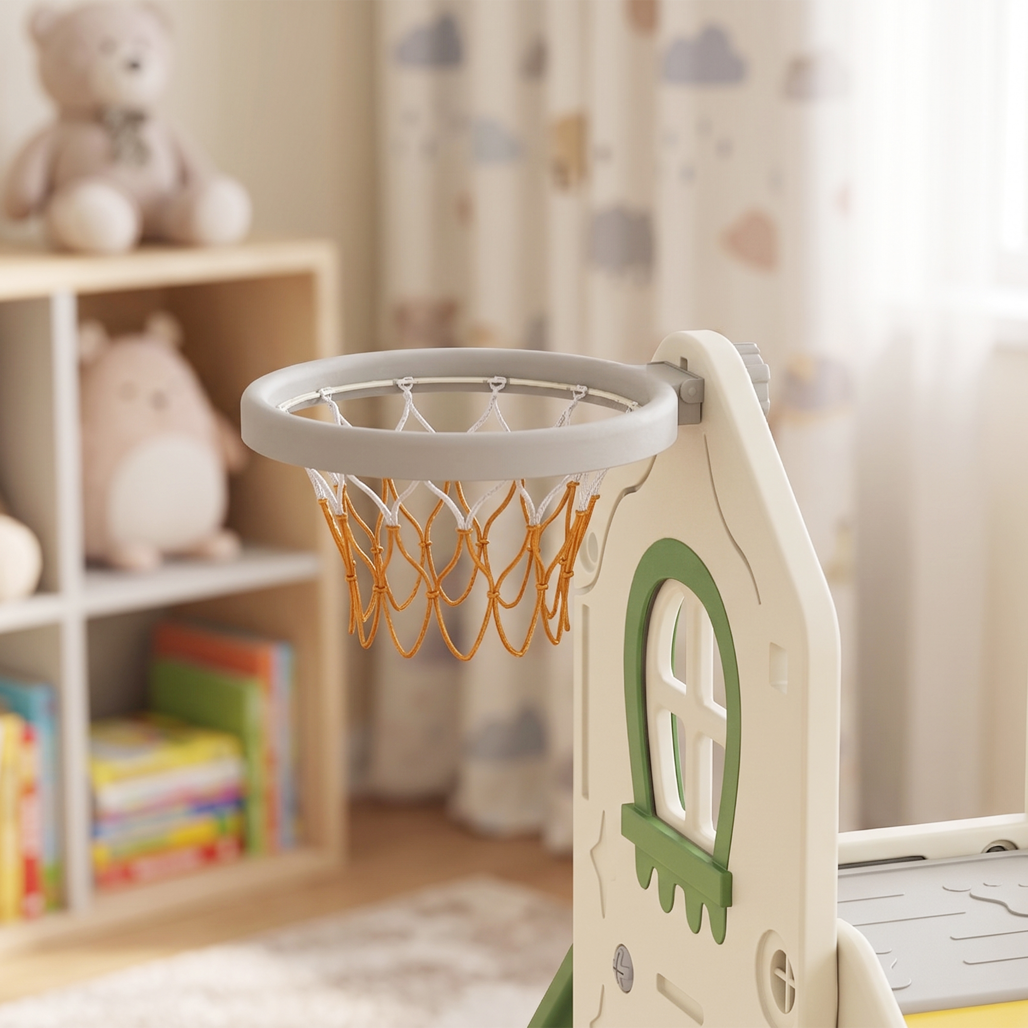 Una casa giochi con canestro da basket, orsacchiotto e libri su uno scaffale.