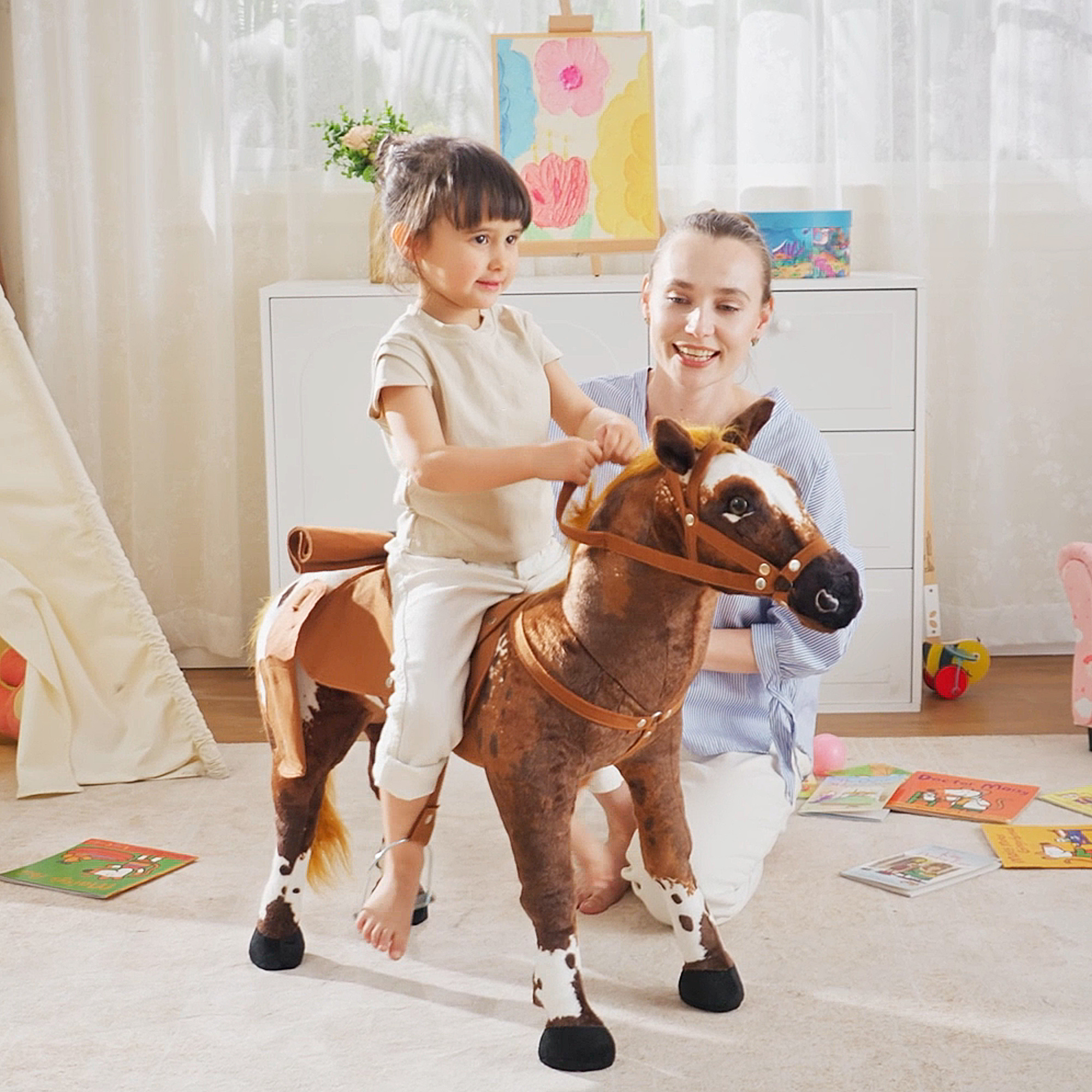 Una bambina cavalca un cavallo giocattolo con la madre accanto.